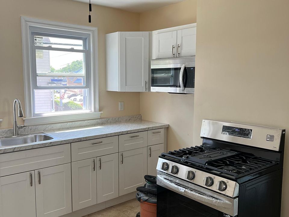 1st image of 47 Lincoln Ave Floor 1