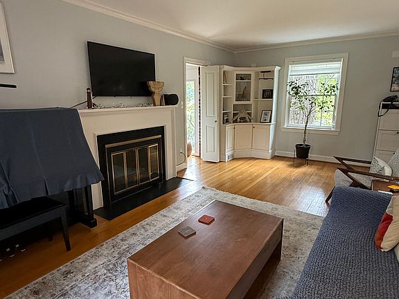 4th image of 3121 Quebec Pl NW