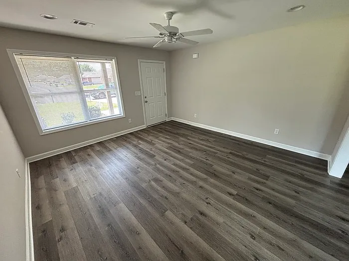 3 bed, 2.0 bath, 1305 sqft, $1,795 — Photo 2