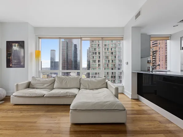 350 West 42nd Street image 3 of 10