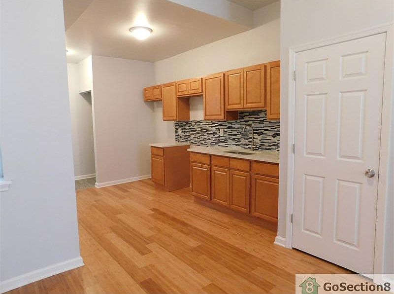 1st image of 2717 W Oakdale St