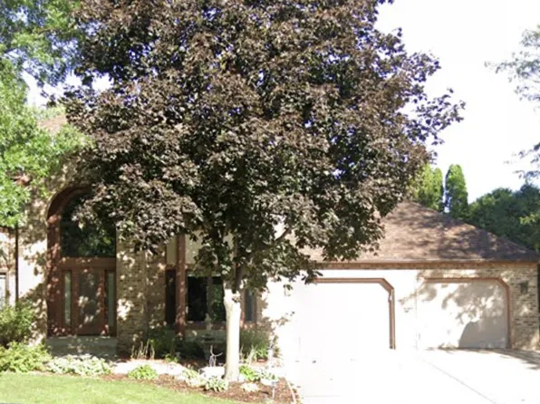 289 Meadowood Ln, Vadnais Heights, MN 55127