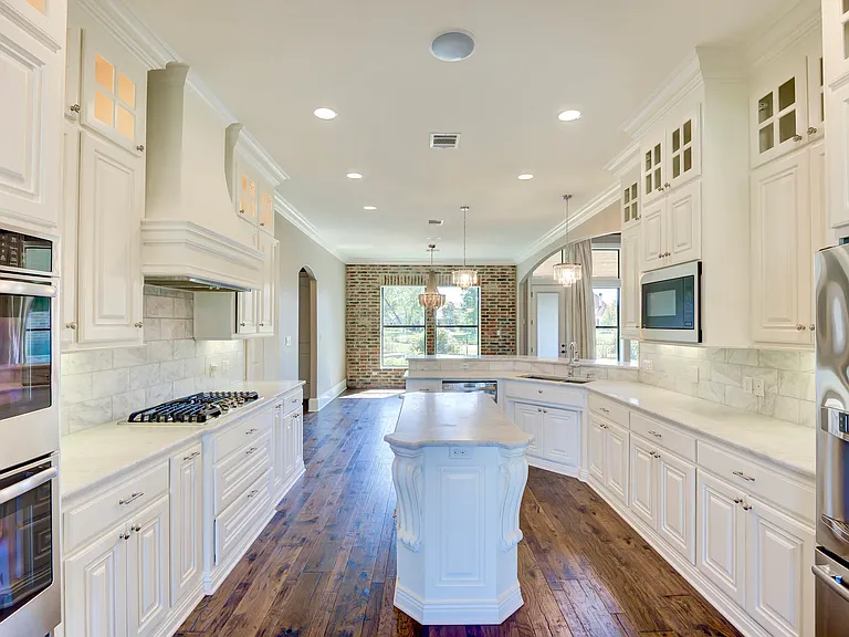 555 Canterbury Ln — Photo 4