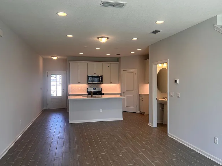 202 Brandon Lakes Dr — Photo 4