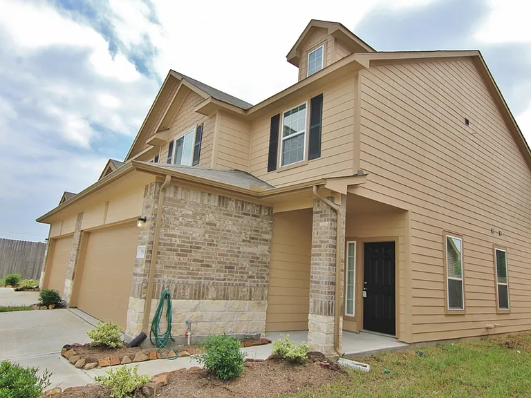 3915 Lexington Manor Ct — Photo 1