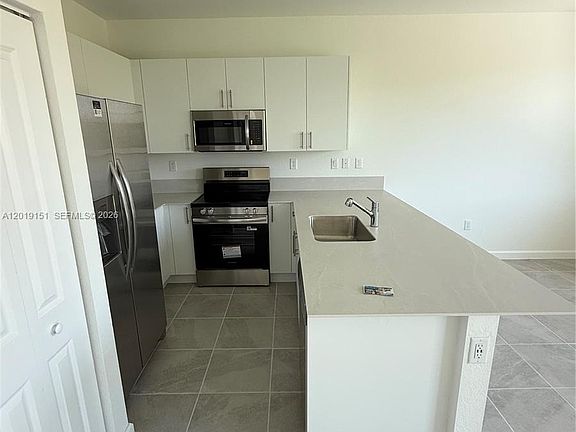 4th image of 630 SE 15th St #630