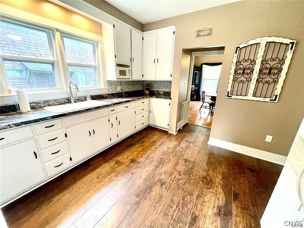 4 bed, 2.0 bath, 2074 sqft, $2,200 — Photo 3