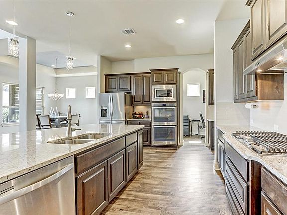 5th image of 312 Highland Village Dr