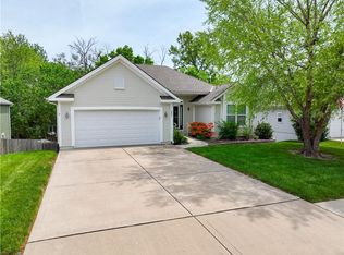 201 Hampton Dr, Smithville, MO 64089