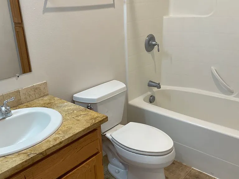 527 E St NE — Photo 19