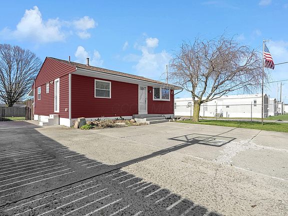 4th image of 2763 Parsons Ave