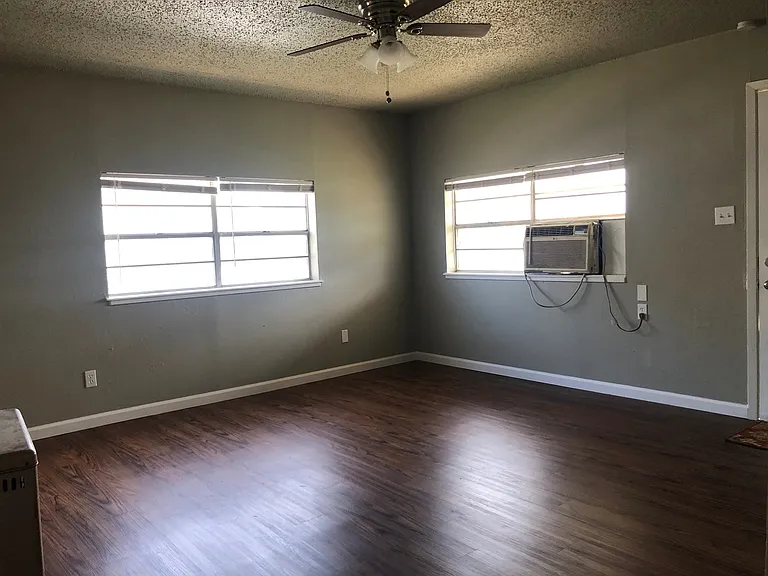 109 N Uvalde Ave — Photo 5