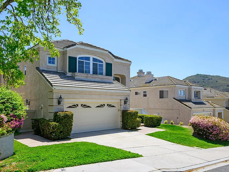 11718 Windcrest Ln — Photo 2