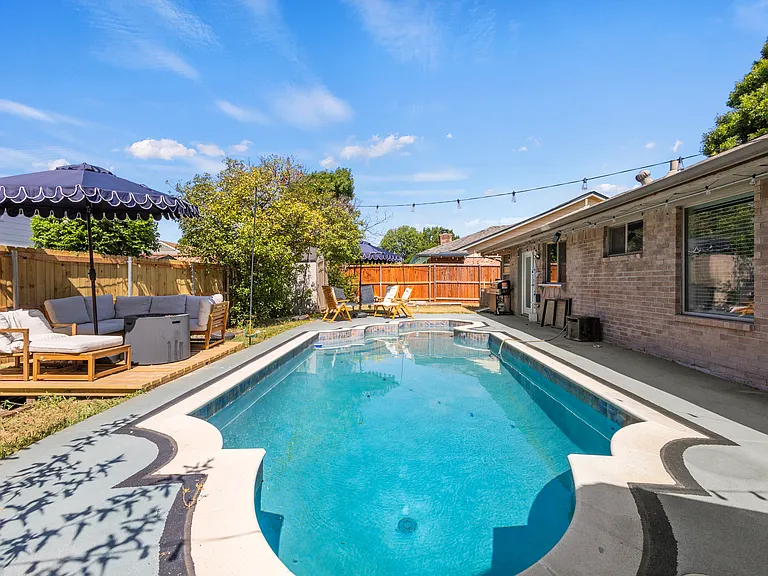 2445 Claremont Dr — Photo 17