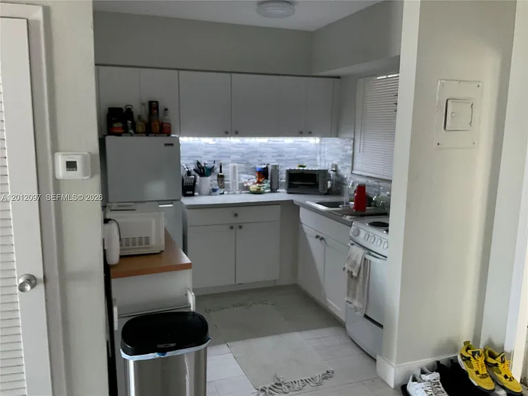 510 SE 9th St #5 — Photo 4