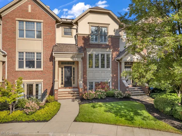 18 Astor Pl, Rocky River, OH 44116