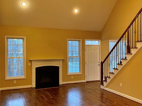 3rd image of 109 Waddell Ct