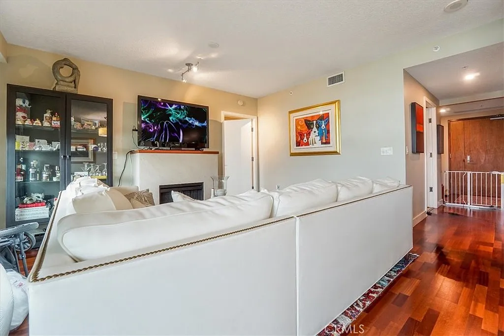 2 bed, 1330 sqft, $4,900 — Photo 3