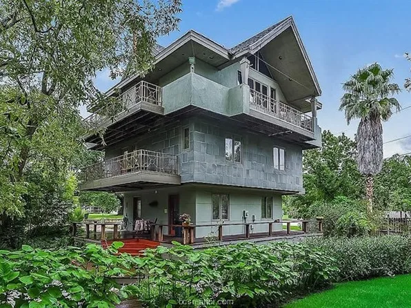 1015 E 24th St, Bryan, TX 77803