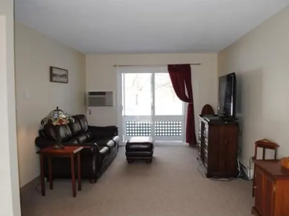 6 Arbor Way APT D, Holyoke, MA 01040