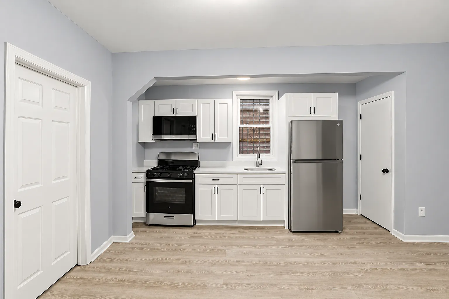 4 bed, $2,300 — Photo 1