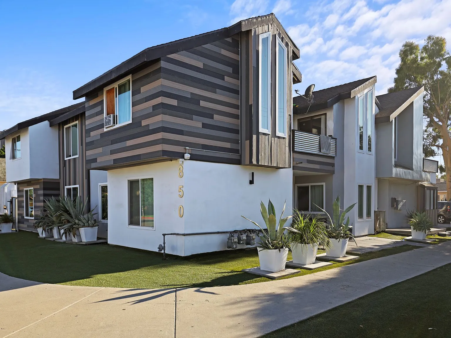 850 N. Van Ness Avenue Apartments — Photo 3
