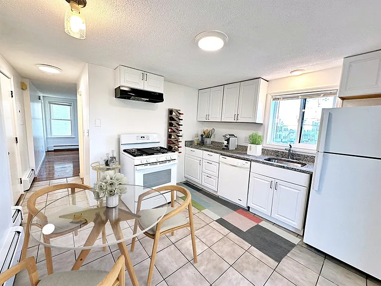 40 Jeffries St #3 — Photo 2
