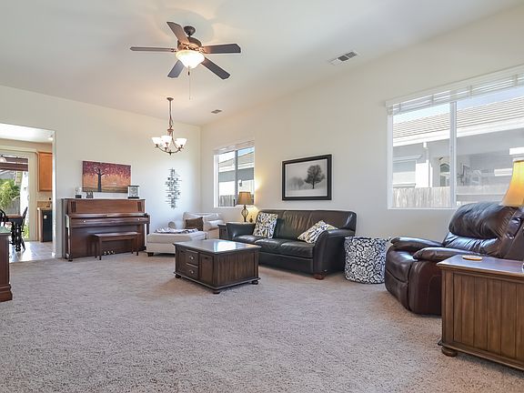 Living room/dining room