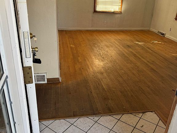 2nd image of 2508 Skokie Dr
