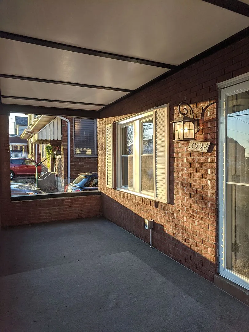 Fully Renovated 3 Bed, 2 Bath House For Rent In Brentwood Move In 11/1 /2026 — Photo 3