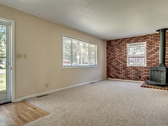 3rd image of 209 W Hughes St
