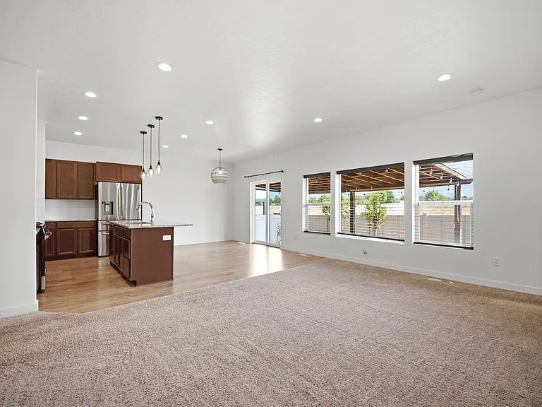 394 W Parkway Dr — Photo 2