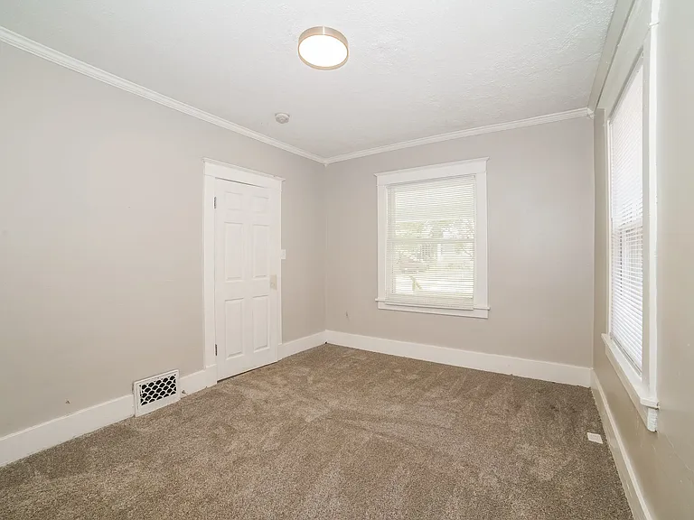1346878_025_main_bedroom_12967844.jpg