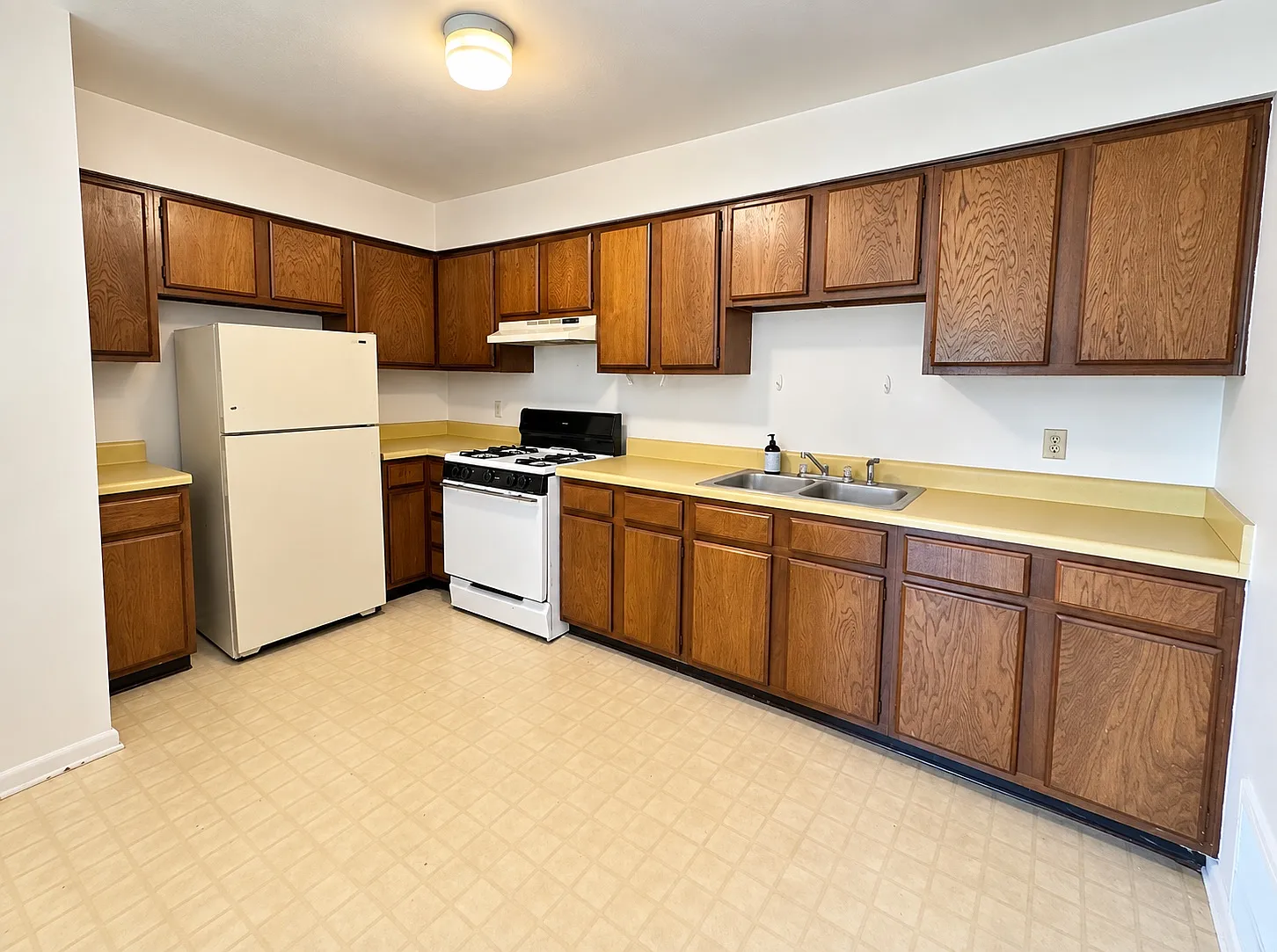 200 W Young Cir — Photo 2