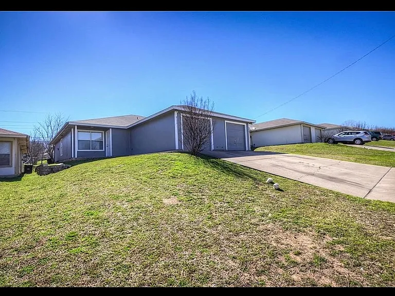 8115 Marydean Ave — Photo 4