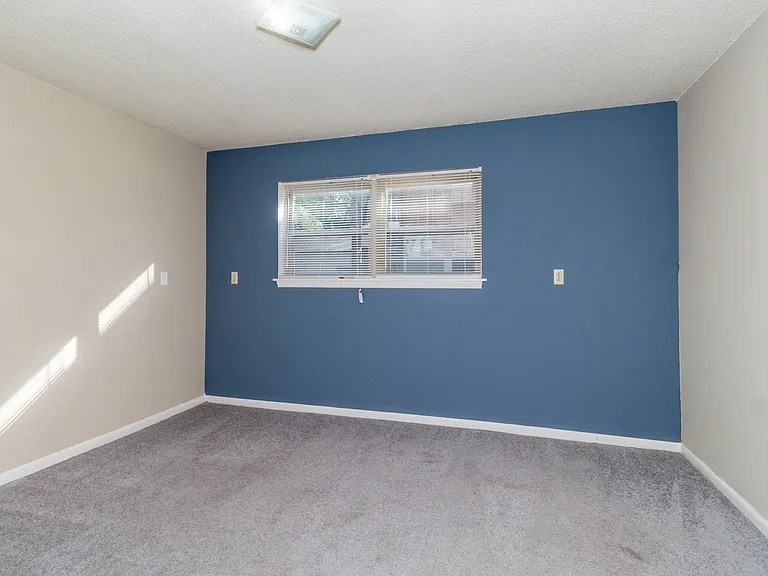 402 Lawrence Pl — Photo 5