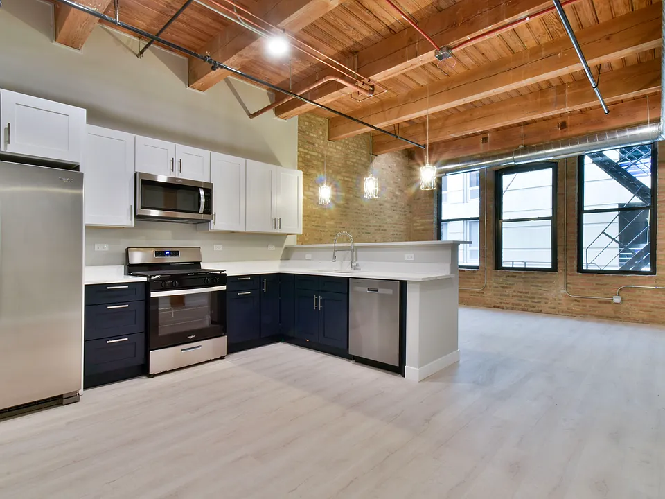 11 E Illinois St #404