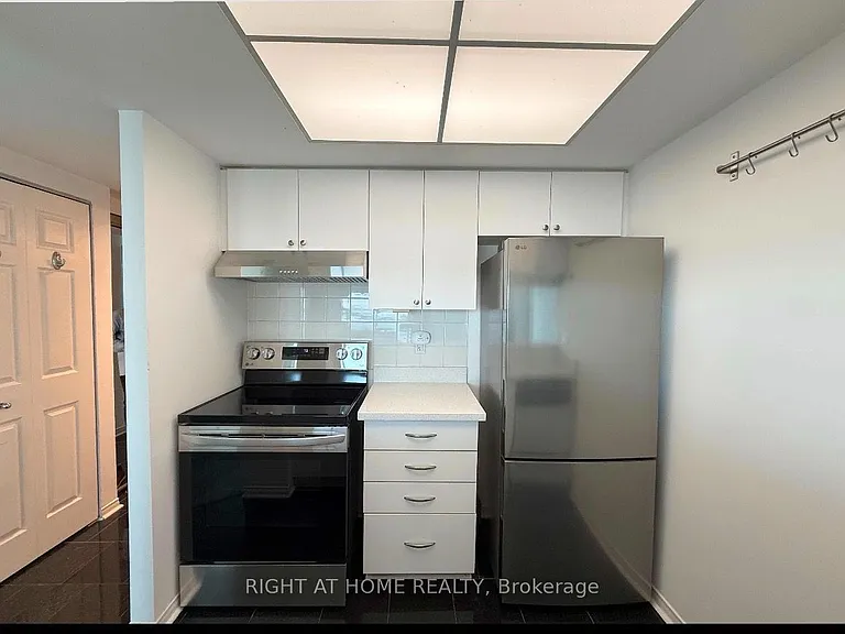 99 Harbour Sq #2205 — Photo 8