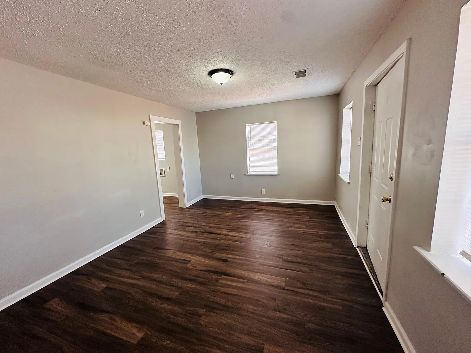3 bed, 1000 sqft, $995 — Photo 3