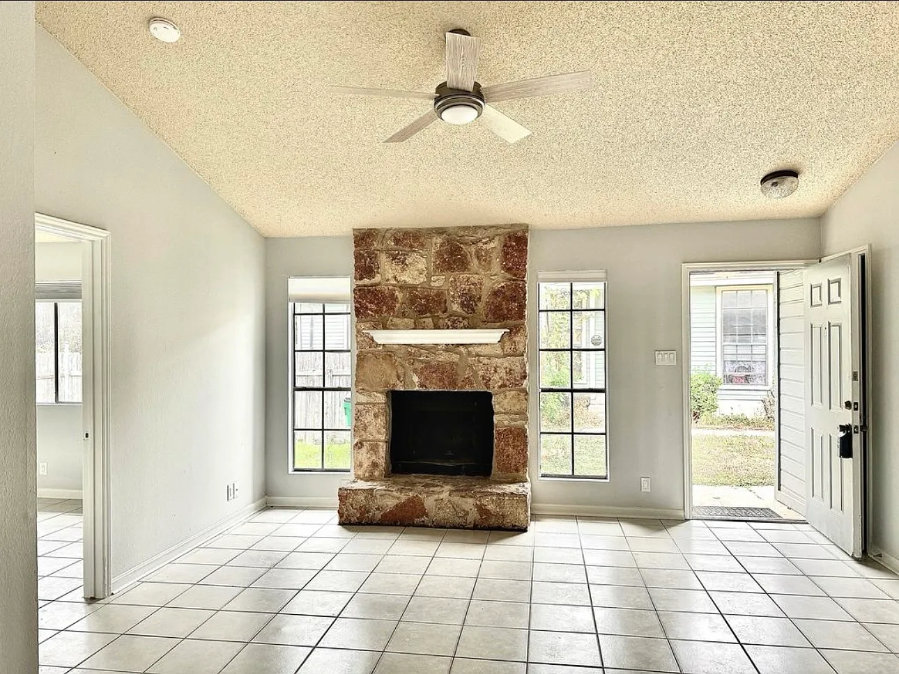 3 bed, 1048 sqft, $1,700 — Photo 4