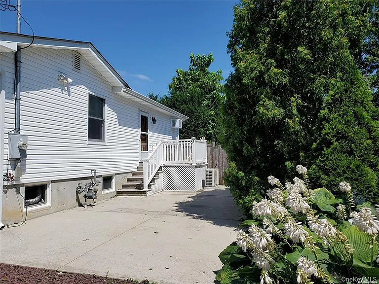 123 Maple Ave — Photo 2