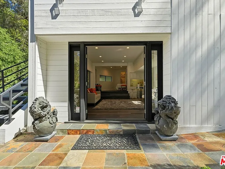 2350 Benedict Canyon Dr — Photo 43