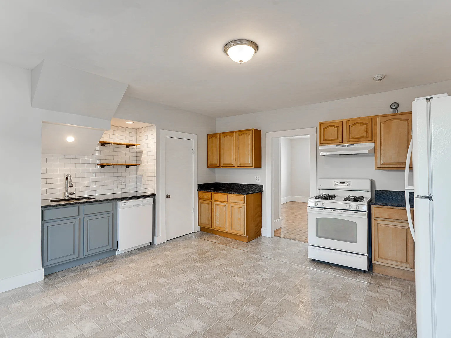 3 bed, 1237 sqft, $2,700 — Photo 3