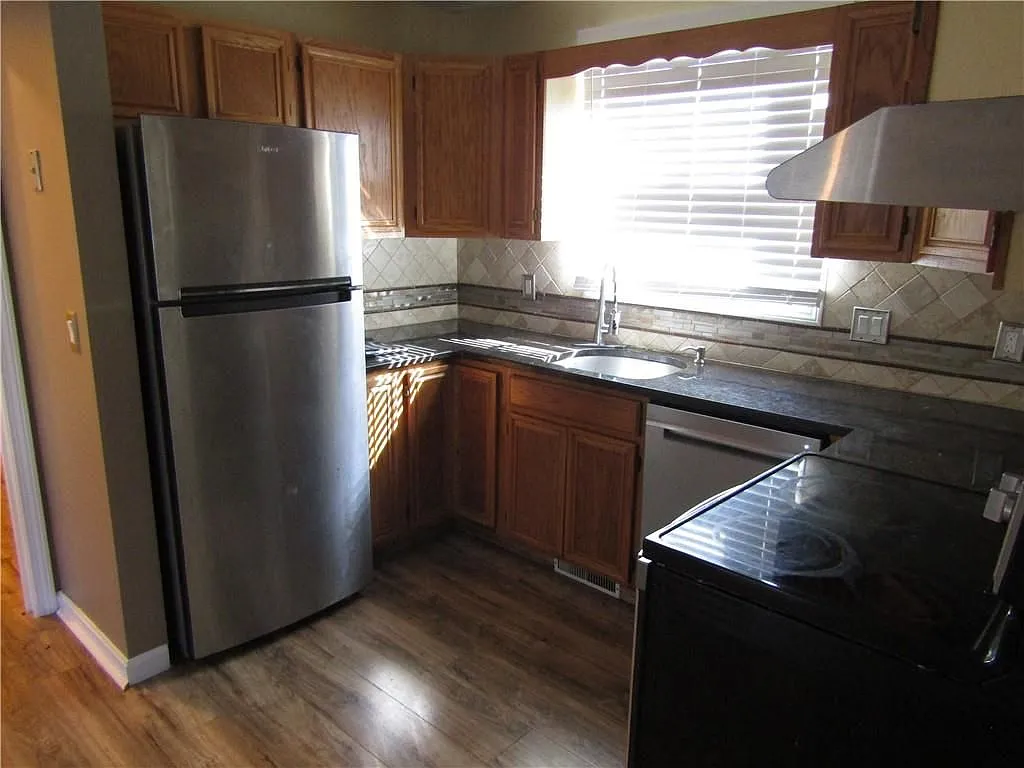 2 bed, 1.0 bath, 919 sqft, $2,000 — Photo 3