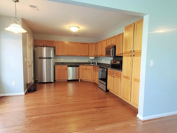 Kitchen - eat in area by bay window