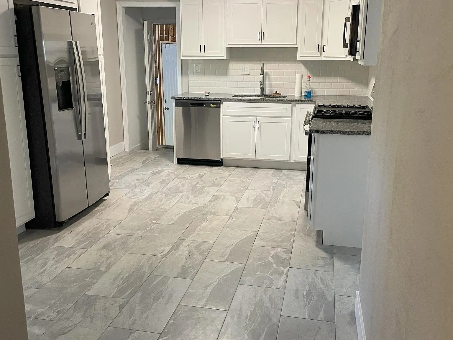 3 bed, 912 sqft, $2,100 — Photo 2