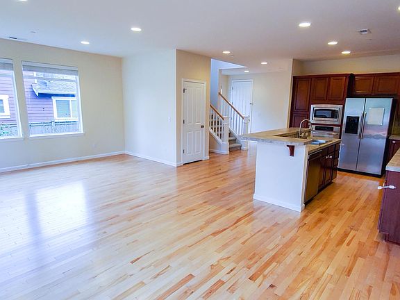Spacious open-layout living floor. High 10 feet ceiling.