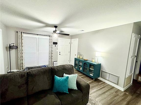 5th image of 926 Linda Ln