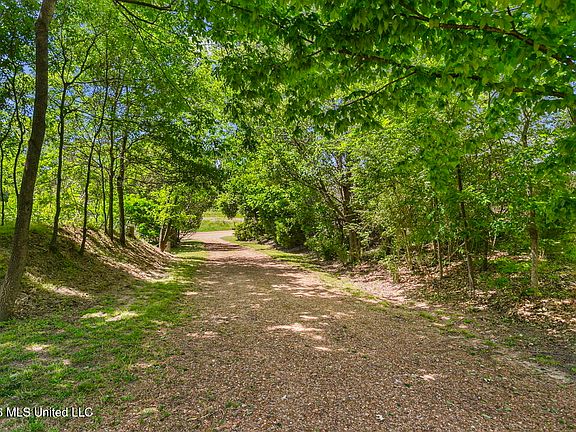3rd image of 1815 Old Benton Rd