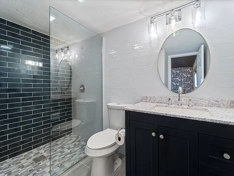 610 SW 47th Ter #4 — Photo 24